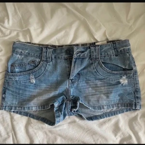 Lågmidjade Shorts - Säljer ett par jeans shorts från only i storlek 28! 💕💕Perfekt till sommaren!! 🥰🥰Lånade bilder!!
