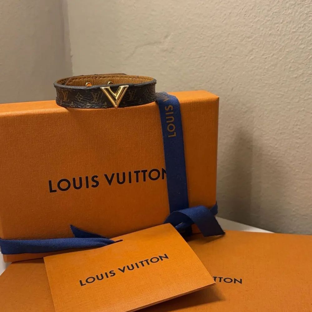 Säljer detta fina Louis Vuitton armband i storlek 17 med alla tillbehör. Såklart äkta! nypris 3000kr. Accessoarer.