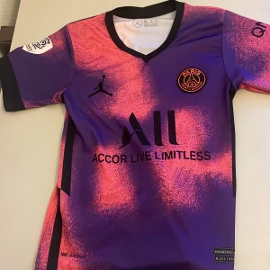 Psg tröja  - Hej säljer en jätte snygg psg tröja från 20/21 säsongen. Som då är för liten för mig. Pris kan diskuteras i snabbaffär 