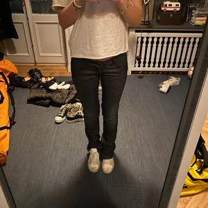 Jättesnygga Levis jeans som inte kommit till användning. Midjemått:37 Innebenslängd:88 Jag är 176