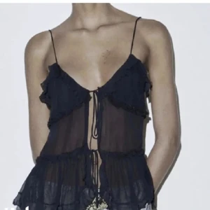 Zara topp - Fin zara topp med knytning fram och väldigt somrig. Aldrig använd då den var för stor💓💓