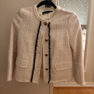 Kofta - Jättefin kofta som är perfekt nu till våren, behöver tyvärr sälja den då den är för liten på mig💞