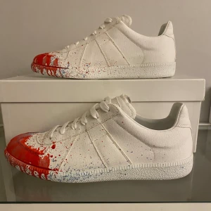 Maison Margiela  - ✨Säljer nu dessa super feta Maison Margiela. HELT NYA MED KVITTO!! Skick 10/10 och aldrig använda. Strl 42. Dustbag, tags och box medföljer. Pris kan diskuteras. Svarar gärna på frågor och funderingar så bara att höra av sig🤝🏽✨