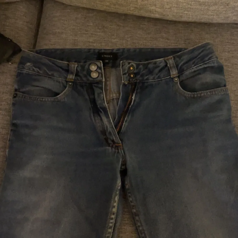 As snygga lågmidjade jeans de är raka/ lite bootcut i benen Midjemåttet är ca 35cm Skriv för fler bilder Fickorna är assnygga och är min mammas gamla så säljs ej längre💓. Jeans & Byxor.