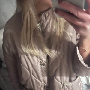 Jacka - Säljer denna superfina jackan då den inte kommer till användning längre. Den är använd fåtal gånger och är i jättebra skick🩷Stolex XS men skulle säga att den passar en S.