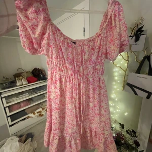 Off shoulder klänning - Rensar garderoben, vill bara bli av med allt 🫶🏽