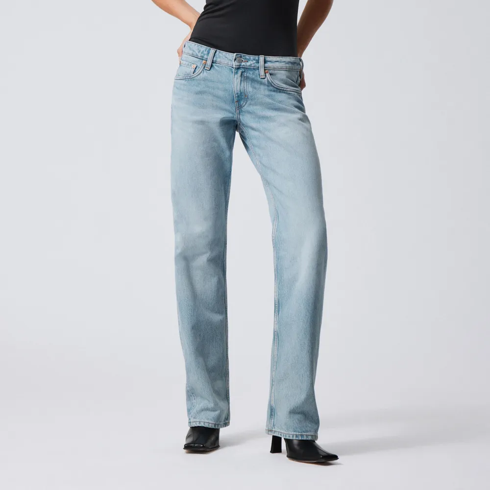 Säljer mina lågmidjade arrow jeans från Weekday i storlek W (waist) 24 och L (length) 32. Jätte bra i längden på mig som är typ 166. Knappt använda och som nya❤️nypris: 590 kr . Jeans & Byxor.