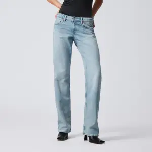 Säljer mina lågmidjade arrow jeans från Weekday i storlek W (waist) 24 och L (length) 32. Jätte bra i längden på mig som är typ 166. Knappt använda och som nya❤️nypris: 590 kr 