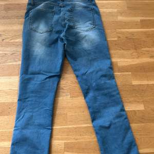 Blåa jeans från parami i storlek W40 och L32. Aldrig använda.