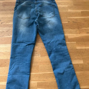 Jeans - Blåa jeans från parami i storlek W40 och L32. Aldrig använda.