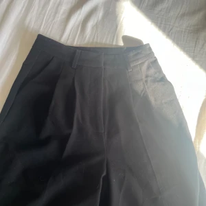 Kostymbyxor från bikbok  - Svarta kostymbyxor från bikbok. Rak modell, långa! 