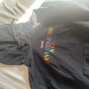 Levis Hoodie  - Svart Levis Hoodie i vintage stuk. Oanvänd 