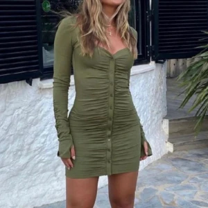 Adsgn klänning - Klänning från nakd. Mindre defekter på baksidan av klänningen och därav priset, dock ingenting man ser när man har på sig! Passar upp till M då den är stretchig