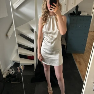 Studentklänning-nakd  - Dags att sälja min oanvända studentklänning i satin från nakd i storlek xs. Köptes förra året men kom aldrig till användning då jag valde en annan istället. Den har endast hängt på en galge. Hör av dig vid frågor! Pris kan diskuteras!❤️