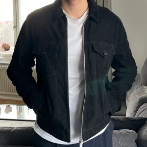 Oanvänd mockajacka från J.Lindeberg - Helt oanvänd, finns prislapp kvar. Inget fel på den, har dock en liknande modell i annan färg som jag gillar mer.  Nypris: 5200  