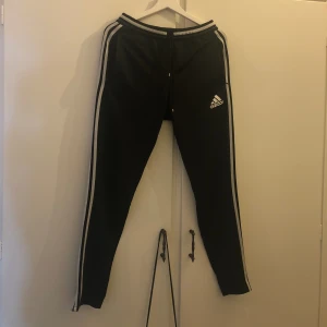 adidas byxor - Ett par Adidasbyxor som ny är försmå för mig, dem är använda men i bra skick utan defekter💗