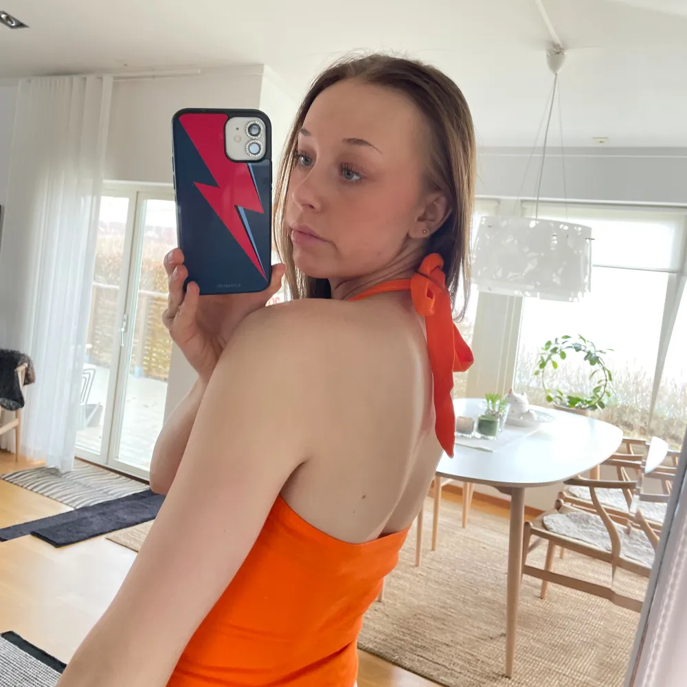 Säljer denna sjukt fina toppen med knytning i nacken som är perfekt till sommaren! Använd en gång, inga defekter finns! 🧡🧡. Puserot.