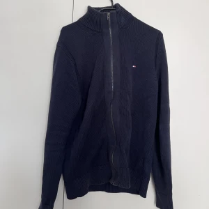 Tommy Hilfiger Zip Strl. M - Stilren, snygg zip-tröja från Tommy Hilfiger. Använd, men fint skick - inga synliga defekter! Vid frågor, tveka inte att skicka ett meddelande 🙏