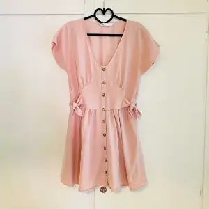 Söt rosa kort klänning från zara i fint skick 