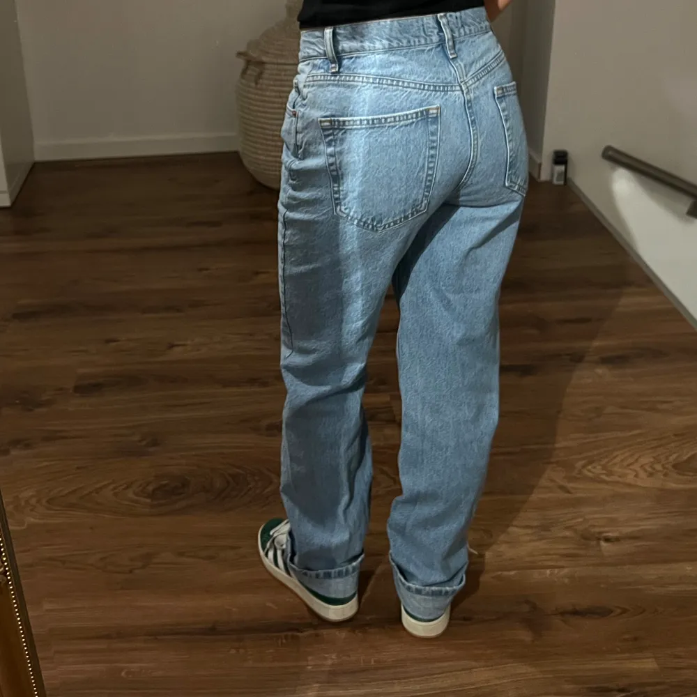 Asos jeans i storlek 28/32 jag är oftast 26 i midja men dessa sitter lite mer ”baggy”. Jag är 163cm och har vikt upp dem ner till.. Jeans & Byxor.
