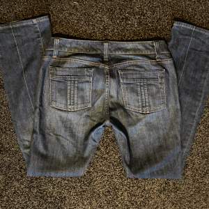 utsvängda, lågmidjade gap jeans i bra skick! :)  midjemått - 39cm  innerbenslängd - 78 cm 