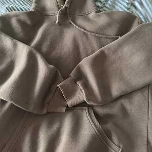 brun hoodie från bikbok i storlek XS, passar större storlekar också då den är ganska oversized💞nyskick!