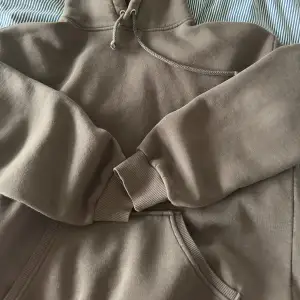 brun hoodie från bikbok i storlek XS, passar större storlekar också då den är ganska oversized💞nyskick!