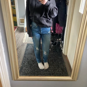 Jens - Ljusa håliga jeans, fin passform och sköna. Dom är i storlek S