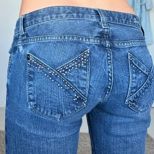 Guess jeans - midjemått: 36cm rakt över, innerbenslängd: 80cm 💗 