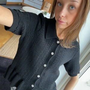 Blus med silvriga knappar - Säljer denna sjukt fina toppen med silvriga knappar då den tyvärr är förstor! Sparsamt använd och inga defekter finns! 💓💓