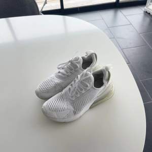 Vita Nike Sneakers , knappt använda så bra skick , storlek 39 men mer som en stolek 38, har några små fläckar framtill men kommer gå bort enkelt om man tvättar 