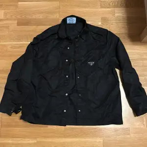 Oanvända Prada overshirt i storlek L, ber om ursäkt för att den är så skrynklig, legat undangömd. 