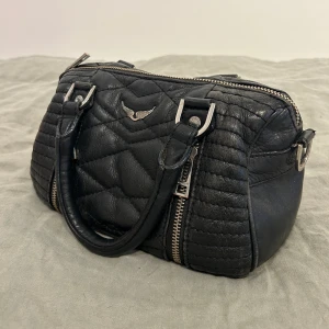 Zadig & Voltarie - Sunny XS bag - Svart väska från Zadig & Voltaire, använd men i gott skick.  Mått: Width x Height x Depth: 23 x 14 x 11,5 cm