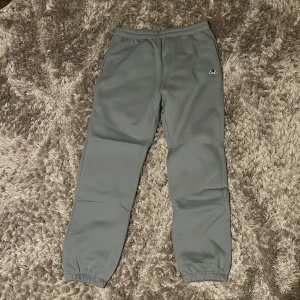 Champion Tracksuit Byxor Baby Blue Storlek M - Helt oanvända champion byxor som jag köpte längesen meb rörde aldrig efter. Snygg design för den som ba vill ha nått chill, säljer billigt för har ingen användning av dem. Storlek M relaxed/lite mer slim fit. Fraktar samma dag innan 19:00 💫 Mvh