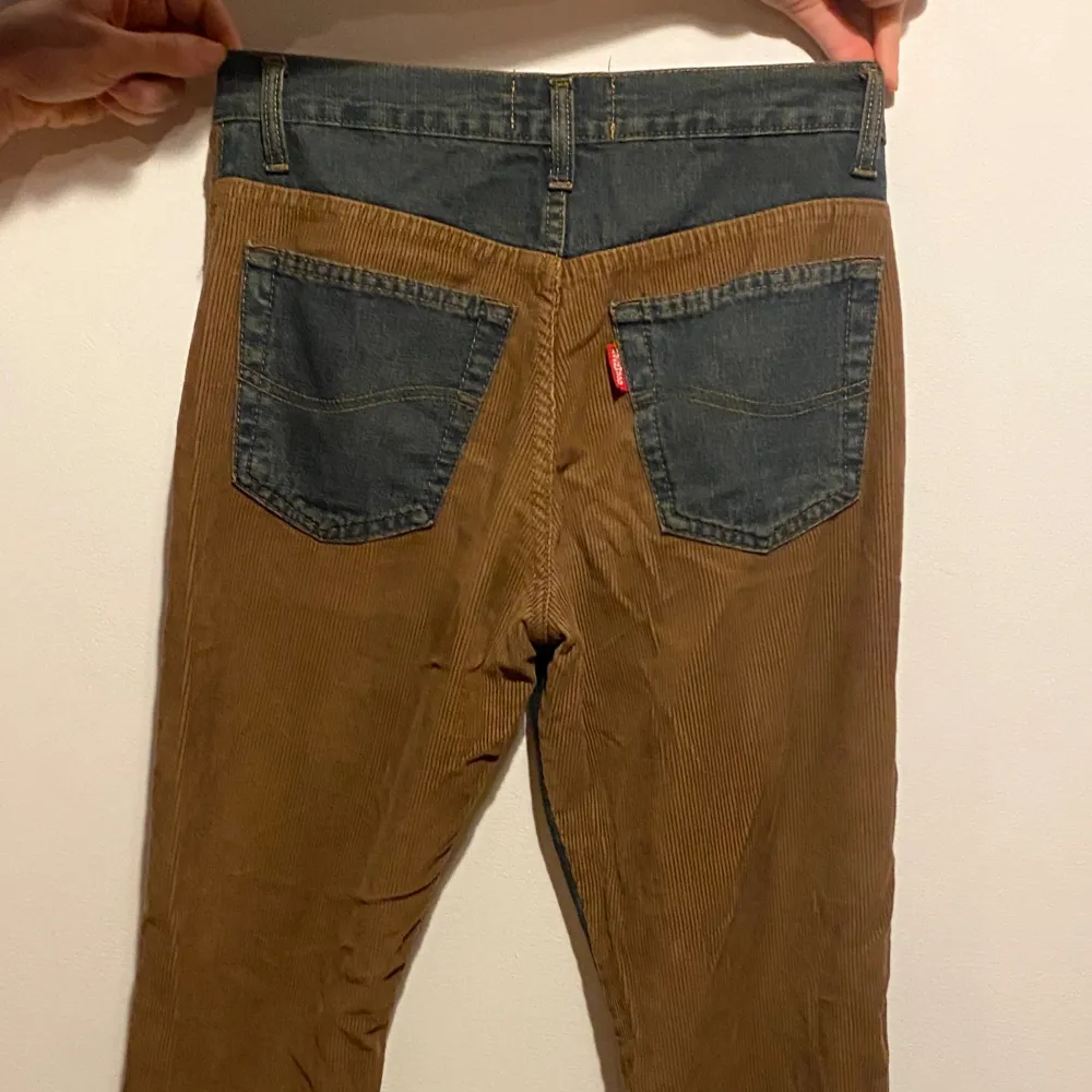 Säljer dessa unika bootcut jeans med brun manchester. Från märket Rockwood. Köpta i Paris för 700kr. De är i gott skick och säljer pga att de inte passar längre. Säljer billigt!. Jeans & Byxor.