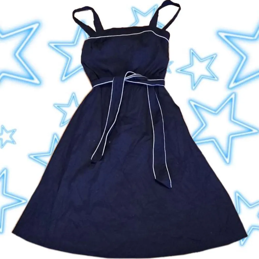 Jättesöt marinblå klänning i fint skick! Använd köp nu!☆. Klänningar.