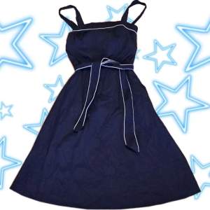 Jättesöt marinblå klänning i fint skick! Använd köp nu!☆