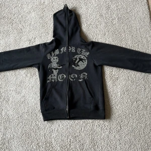 Aim for the moon  - Hej. Säljer min aim for the moon zip pga den är för liten. Stl s men passar xs bra skick lite nopprig. Skick 8/10