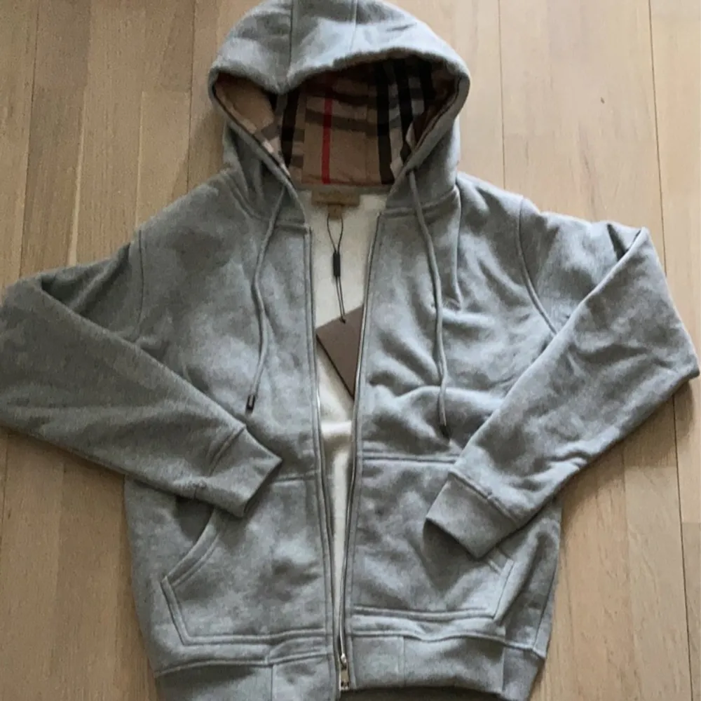 Hej! Säljer en grå burberry hoodie helt ny och aldrig använd, taggar följer även me o den är 10/10 på kvalitéskalan hör av er vid intresse eller om ni har frågor💛 1;1💛. Hoodies.