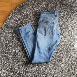 Tiger of Sweden jeans - Säljer nu dessa sjukt schyssta jeansen från Tiger of Sweden i grymt bra skick. Modellen heter Evolve och är i storlek 31/34.  Hör gärna av dig vid minsta lilla fundering eller fråga! 😃