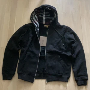Burberry hoodie - Hej! Säljer en burberry hoodie i färg svart. Aldrig använd o helt ny och är i storlek S 1;1 o 10/10 i kvalité, hör av er vid intresse eller frågor💛 taggar kommer med på köpet💛 1;1💛