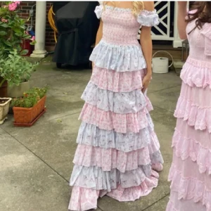 Långklänning  - Säljer denna otroliga klänning jag skulle ha på ett bröllop men hittade en annan så säljer vidare, endast testad så prislapparna sitter kvar! Passar perfekt till dig som ska ha bal eller liknande🌸 (Första bilden är lånad) 