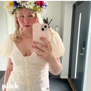 Jättefin klänning från Sanna jörnviks kollektion med NA-KD. Så så fin perfekt till student eller midsommar. Så himla drömmig! Nypris:699 mitt pris:400kr 🥰🥰🥰 Storlek 40, passar mig som har mellan S o M 💕