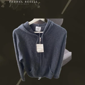 Kashmir hoodie John henric - Hej. Säljer en Kashmir zip hoodie från John Henric då den ej kommer till användning. Perfekt inför sommaren om du vill ha en tunn hoodie som ger luft. Riktigt mysig och skön. Nypris: 2799kr mitt pris: 1799kr, använt endast 2 gånger. Skick: 10/10