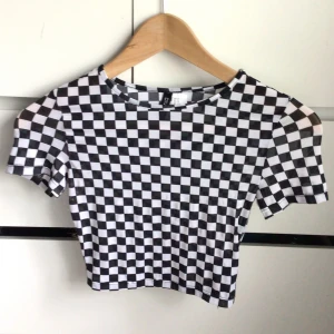 Rutig mesh T-shirt  - Svart och vit rutig croppad mesh tshirt från h&m