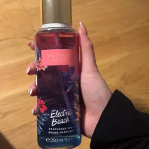 Body mist från Victorias secret i electric beach. Full flaska 