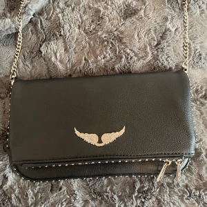 Zadig & Voltaire väska - Höjd 14 cm, längd 27 cm. I nytt skick