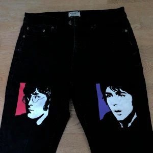 Svarta jeans med The Beatles motiv - Tygfärg som tål tvätt. Det kan vara bra att stryka delarna med färg med ett strykjärn (bakplåtspapper emellan) för att det ska hålla längre. 