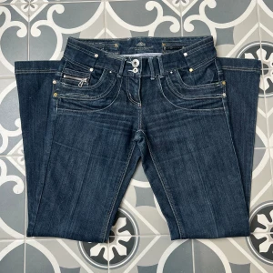 Low rise flare jeans  - Så fina jeans från River Island. Köpta på vintage butik i London! Säljer då de är för små för mig. Innerbensmått: 75cm  Midjemått: 74cm  Passar perfekt i längd för mig som är kring 165cm lång.  Kom gärna privat om frågor🤍   Köparen står för frakt
