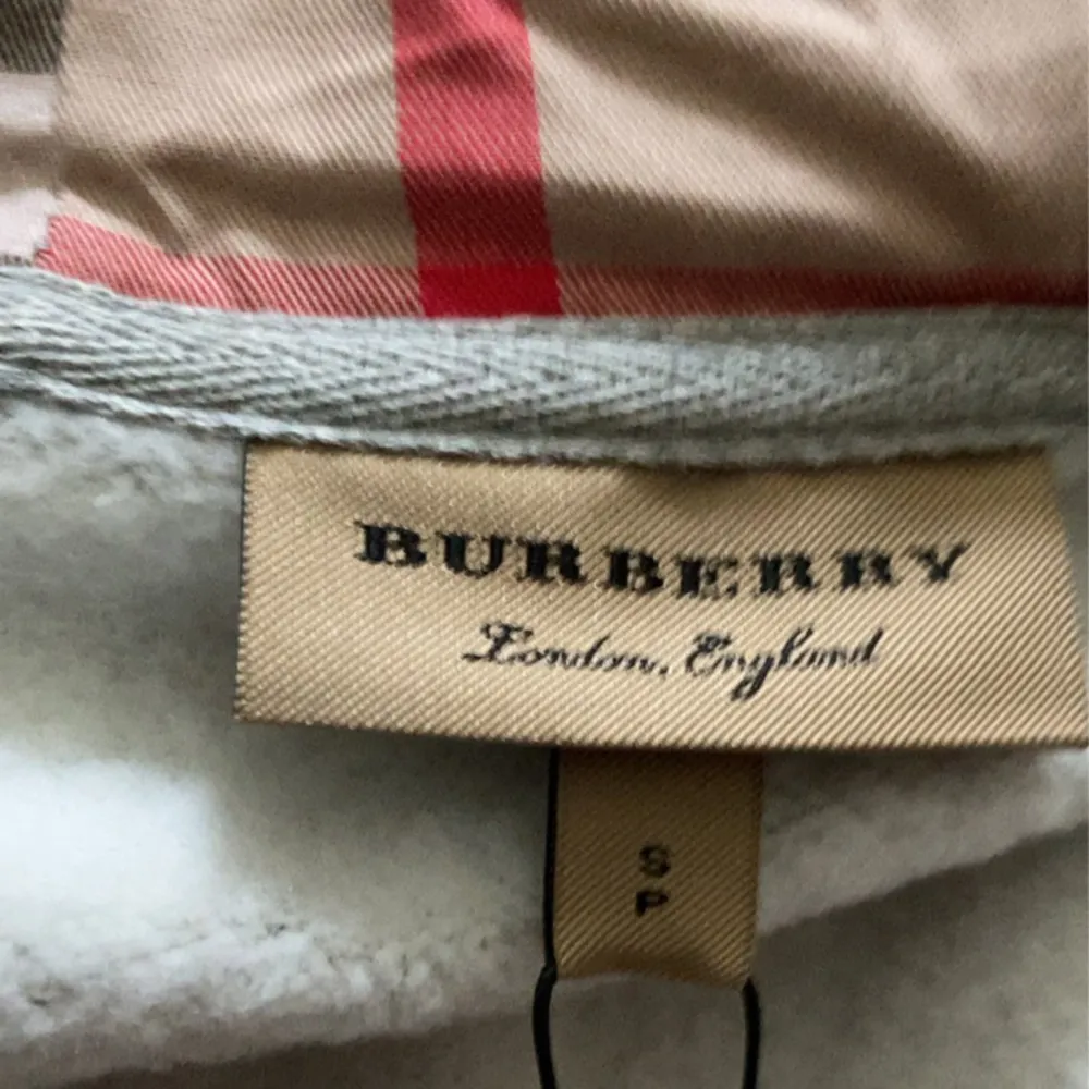 Hej! Säljer en grå burberry hoodie 1;1 aldrig använd o helt ny, taggar med kommer i köp. 10/10 i kvalité, hör av er för eventuella frågor eller om ni vill ha mer bilder . Hoodies.